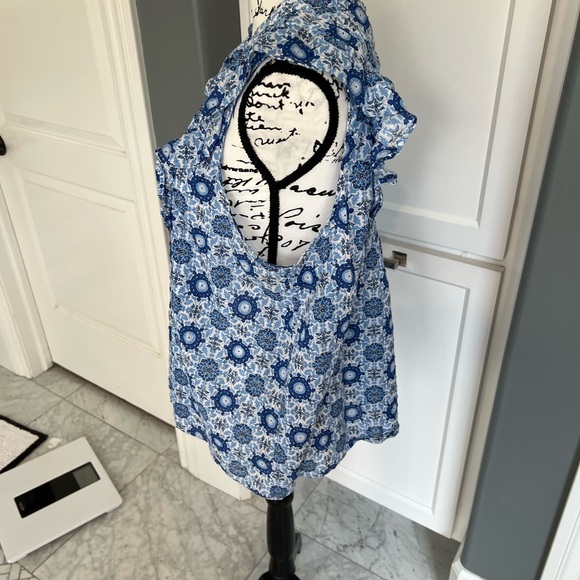 Pretty blue pattern top - Picture 3 of 3